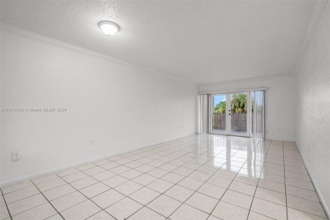 Condo in Hialeah, Florida, 2 bedrooms  № 1399148 - photo 6