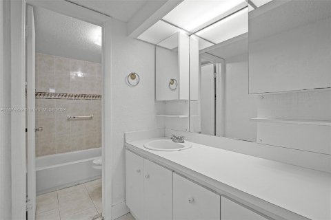 Condo in Hialeah, Florida, 2 bedrooms  № 1399148 - photo 30