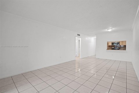 Condo in Hialeah, Florida, 2 bedrooms  № 1399148 - photo 11