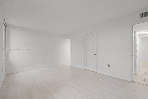 Condo in Hialeah, Florida, 2 bedrooms  № 1399148 - photo 26