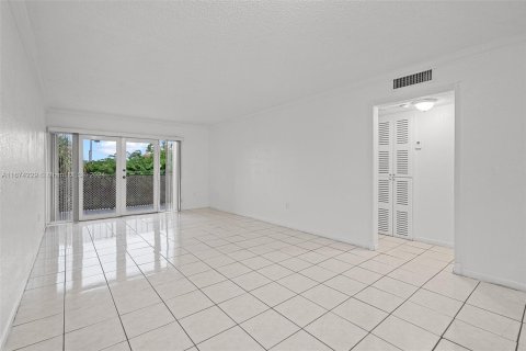 Condo in Hialeah, Florida, 2 bedrooms  № 1399148 - photo 8