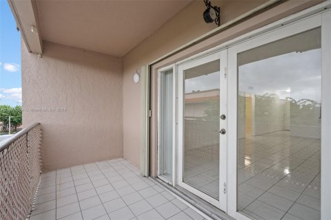 Condo in Hialeah, Florida, 2 bedrooms  № 1399148 - photo 20