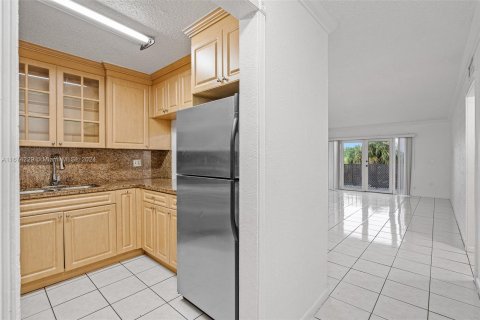 Condo in Hialeah, Florida, 2 bedrooms  № 1399148 - photo 18