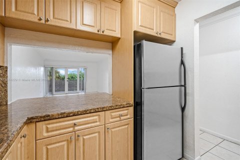 Condo in Hialeah, Florida, 2 bedrooms  № 1399148 - photo 17