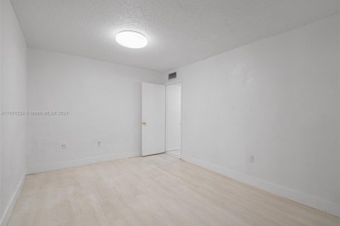 Copropriété à vendre à Hialeah, Floride: 2 chambres, 99.41 m2 № 1399148 - photo 28