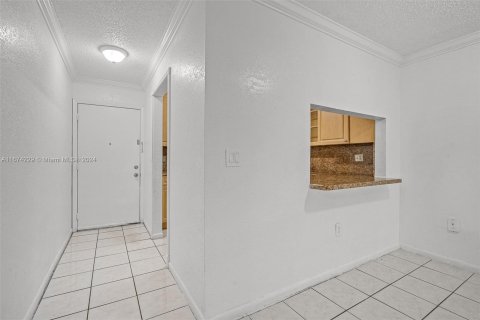 Condo in Hialeah, Florida, 2 bedrooms  № 1399148 - photo 13