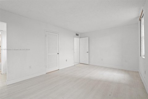 Condo in Hialeah, Florida, 2 bedrooms  № 1399148 - photo 27