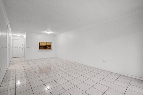 Condo in Hialeah, Florida, 2 bedrooms  № 1399148 - photo 10