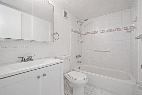 Condo in Hialeah, Florida, 2 bedrooms  № 1399148 - photo 5