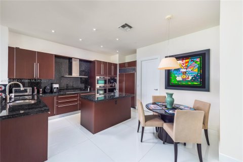Condominio en venta en Miami, Florida, 4 dormitorios, 464.51 m2 № 1835 - foto 10