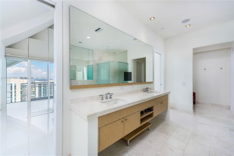 Condominio en venta en Miami, Florida, 4 dormitorios, 464.51 m2 № 1835 - foto 12