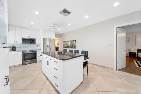 Villa ou maison à vendre à Hollywood, Floride: 4 chambres, 221.39 m2 № 1172620 - photo 13