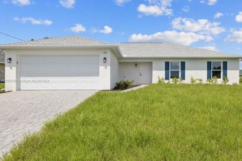 House in Cape Coral, Florida 4 bedrooms, 164.16 sq.m. № 1367235 - photo 1