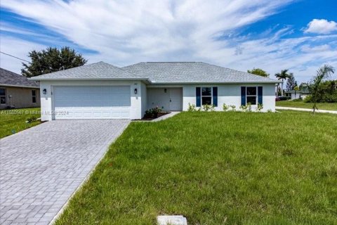 House in Cape Coral, Florida 4 bedrooms, 164.16 sq.m. № 1367235 - photo 2