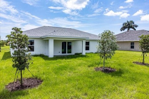 House in Cape Coral, Florida 4 bedrooms, 164.16 sq.m. № 1367235 - photo 24