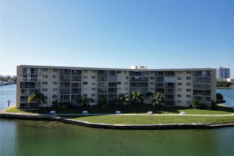 Copropriété à vendre à Aventura, Floride: 1 chambre, 71.35 m2 № 1270219 - photo 2