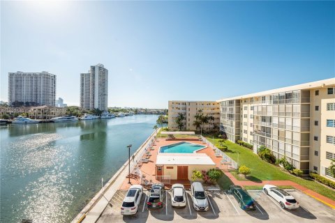 Condo in Aventura, Florida, 1 bedroom  № 1270219 - photo 3