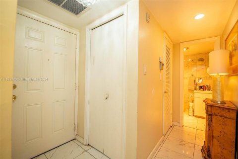 Condo in Aventura, Florida, 1 bedroom  № 1270219 - photo 8