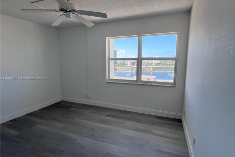 Condo in Hallandale Beach, Florida, 2 bedrooms  № 1365574 - photo 12