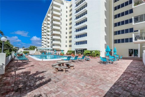 Copropriété à louer à Hallandale Beach, Floride: 2 chambres, 111.48 m2 № 1365574 - photo 27