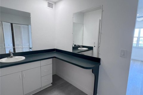 Condo in Hallandale Beach, Florida, 2 bedrooms  № 1365574 - photo 21