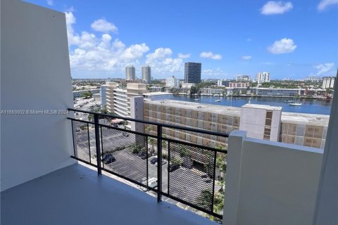 Copropriété à louer à Hallandale Beach, Floride: 2 chambres, 111.48 m2 № 1365574 - photo 3