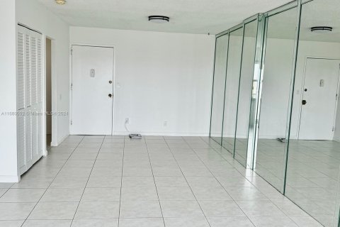 Condo in Hallandale Beach, Florida, 2 bedrooms  № 1365574 - photo 8