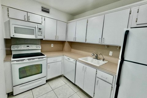 Copropriété à louer à Hallandale Beach, Floride: 2 chambres, 111.48 m2 № 1365574 - photo 4