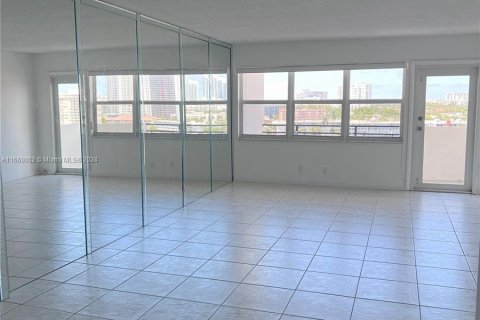 Condo in Hallandale Beach, Florida, 2 bedrooms  № 1365574 - photo 7