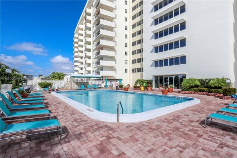 Copropriété à louer à Hallandale Beach, Floride: 2 chambres, 111.48 m2 № 1365574 - photo 26