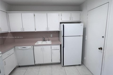 Condo in Hallandale Beach, Florida, 2 bedrooms  № 1365574 - photo 6