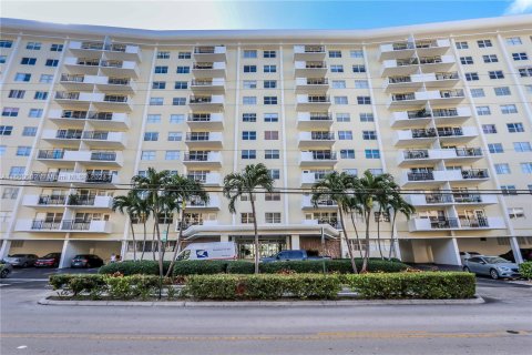 Condo in Hallandale Beach, Florida, 2 bedrooms  № 1365574 - photo 1