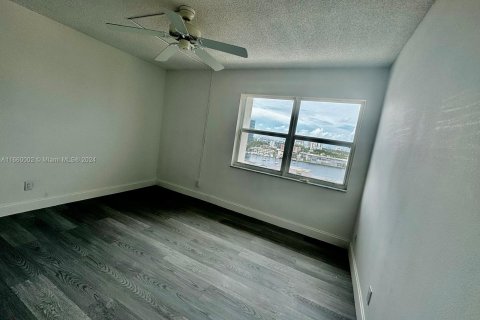 Copropriété à louer à Hallandale Beach, Floride: 2 chambres, 111.48 m2 № 1365574 - photo 11