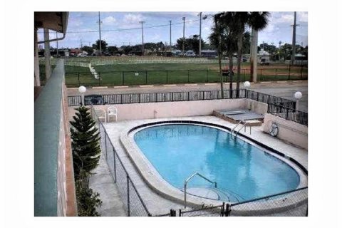 Condo in Oakland Park, Florida, 2 bedrooms  № 1185452 - photo 1