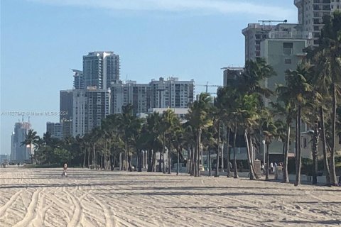 Condo in Hollywood, Florida, 1 bedroom  № 1282046 - photo 18