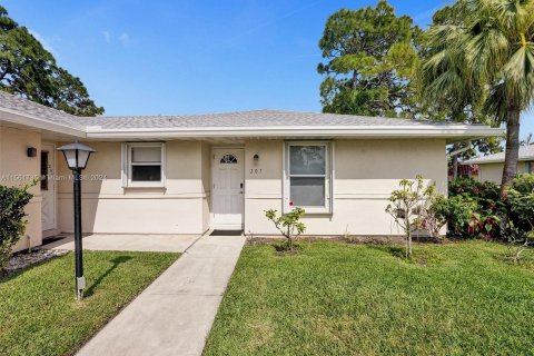 House in Lake Worth, Florida 2 bedrooms, 101.08 sq.m. № 1096182 - photo 2