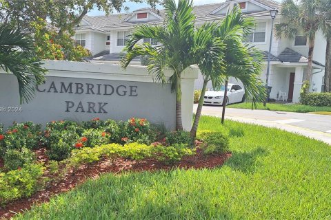 Townhouse in Oakland Park, Florida 2 bedrooms, 132.29 sq.m. № 1365698 - photo 3