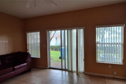 Touwnhouse à vendre à Oakland Park, Floride: 2 chambres, 132.29 m2 № 1365698 - photo 10