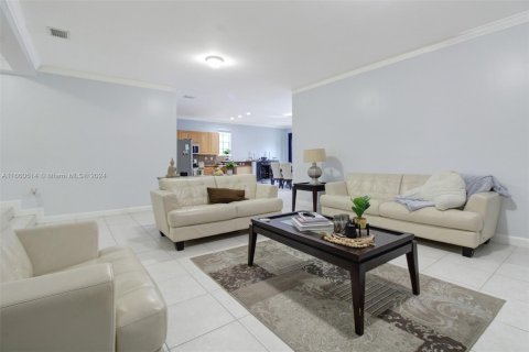 House in Miami, Florida 4 bedrooms, 180.69 sq.m. № 1365747 - photo 9