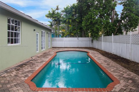 House in Miami, Florida 4 bedrooms, 180.69 sq.m. № 1365747 - photo 27