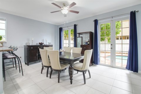 House in Miami, Florida 4 bedrooms, 180.69 sq.m. № 1365747 - photo 12