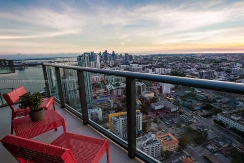 Condominio en venta en Miami, Florida, 1 dormitorio, 77.39 m2 № 369975 - foto 1