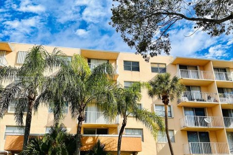 Condo in West Palm Beach, Florida, 2 bedrooms  № 1415238 - photo 1