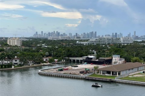 Condo in Miami Beach, Florida, 2 bedrooms  № 642311 - photo 9