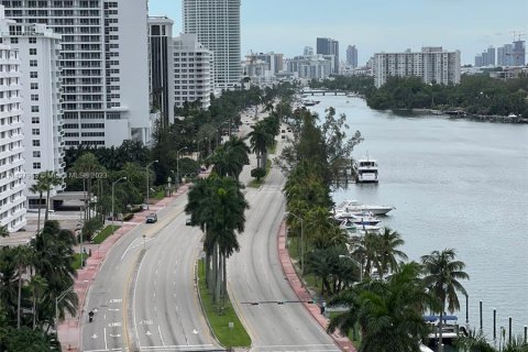 Condo in Miami Beach, Florida, 2 bedrooms  № 642311 - photo 8