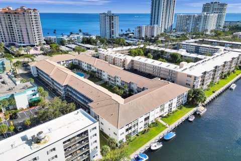 Condominio en venta en Lauderdale-by-the-Sea, Florida, 2 dormitorios, 85.47 m2 № 945462 - foto 4