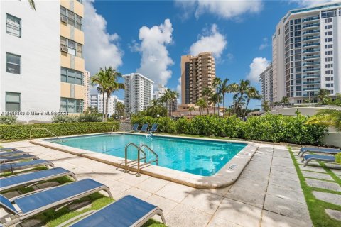 Condo in Miami Beach, Florida, 2 bedrooms  № 1410516 - photo 20