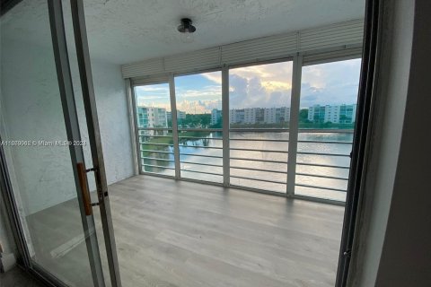 Condo in Dania Beach, Florida, 2 bedrooms  № 1365597 - photo 11