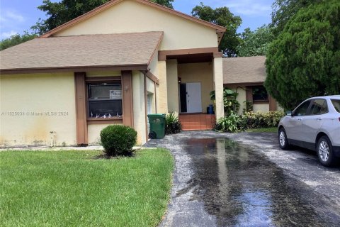 Villa ou maison à vendre à Miami, Floride: 4 chambres, 192.21 m2 № 1272281 - photo 1