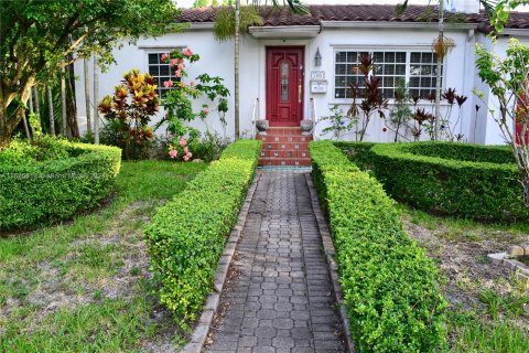 House in Coral Gables, Florida 4 bedrooms, 158.21 sq.m. № 1272326 - photo 6